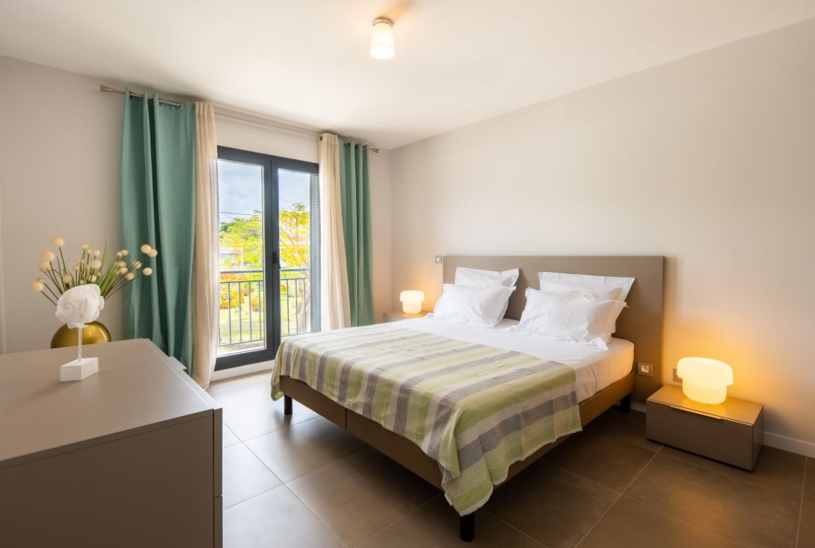 chambre verte avec lit king size