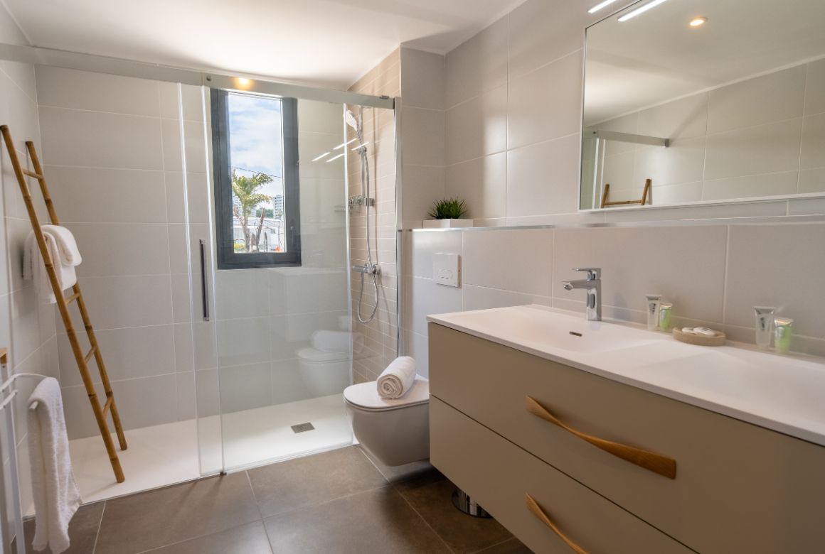 salle de bain partagée entre les chambres verte et bleue