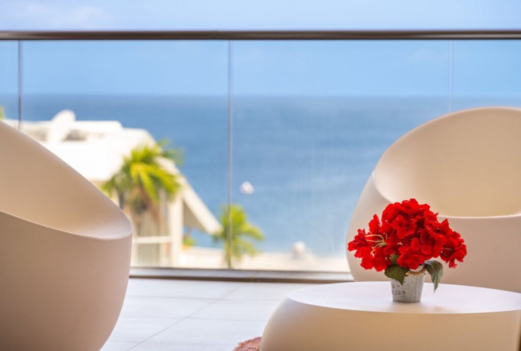 salon design en terrasse avec vue mer