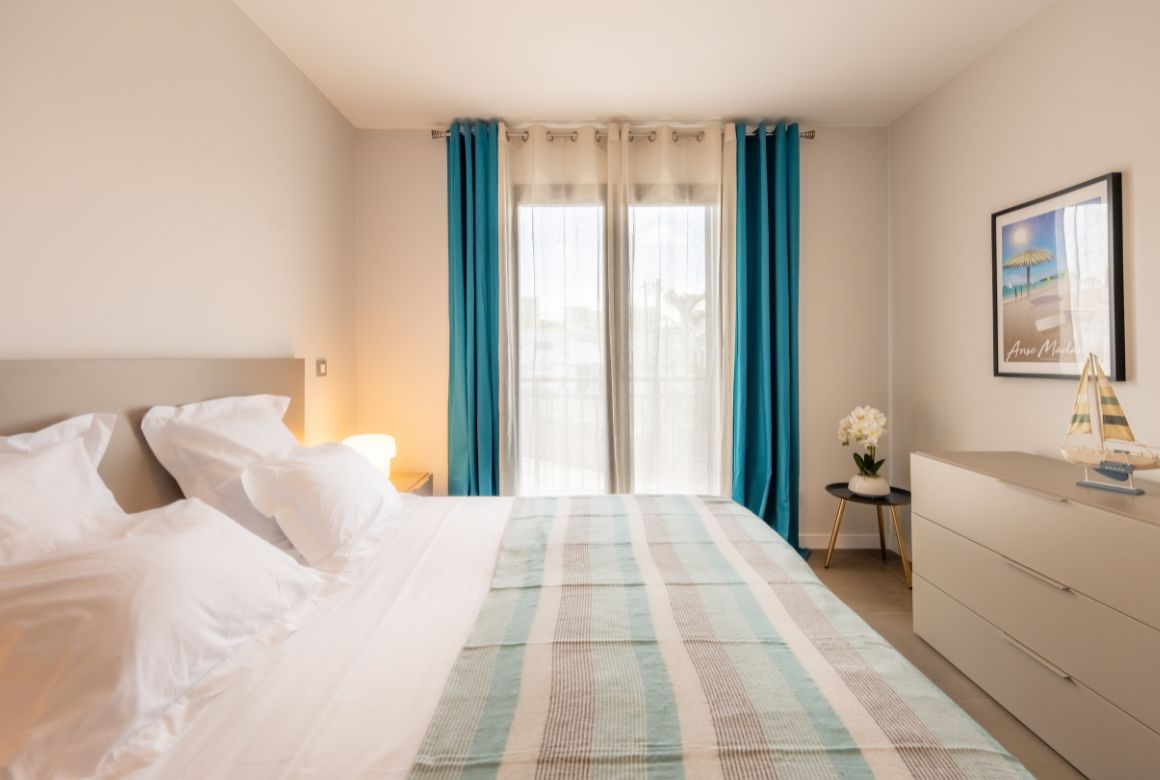 chambre bleue avec lit king size