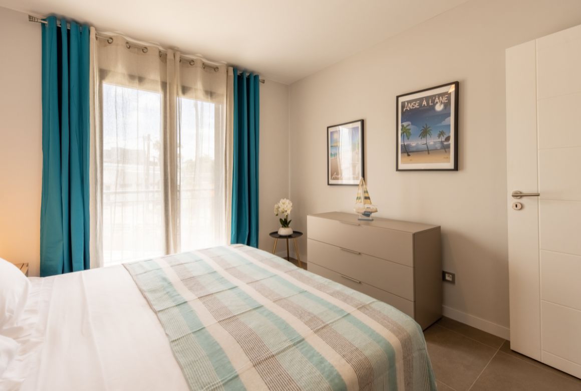 chambre bleue avec lit king size