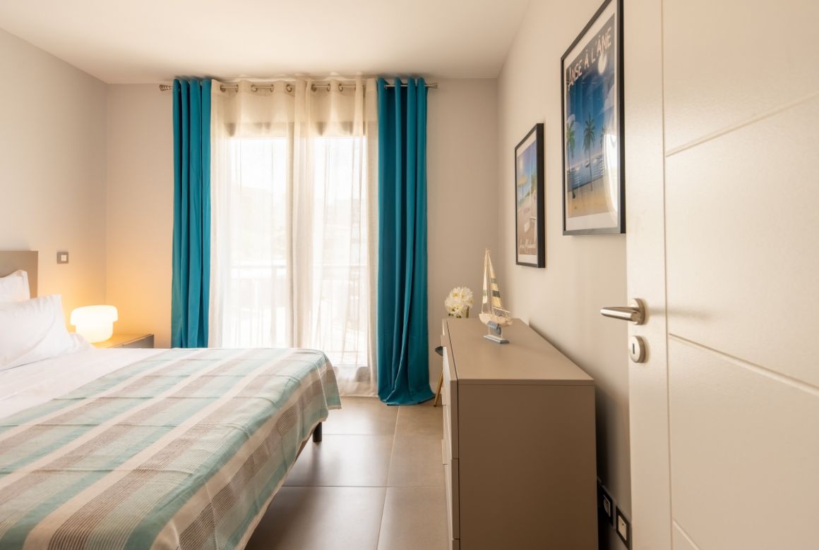 chambre bleue avec lit king size