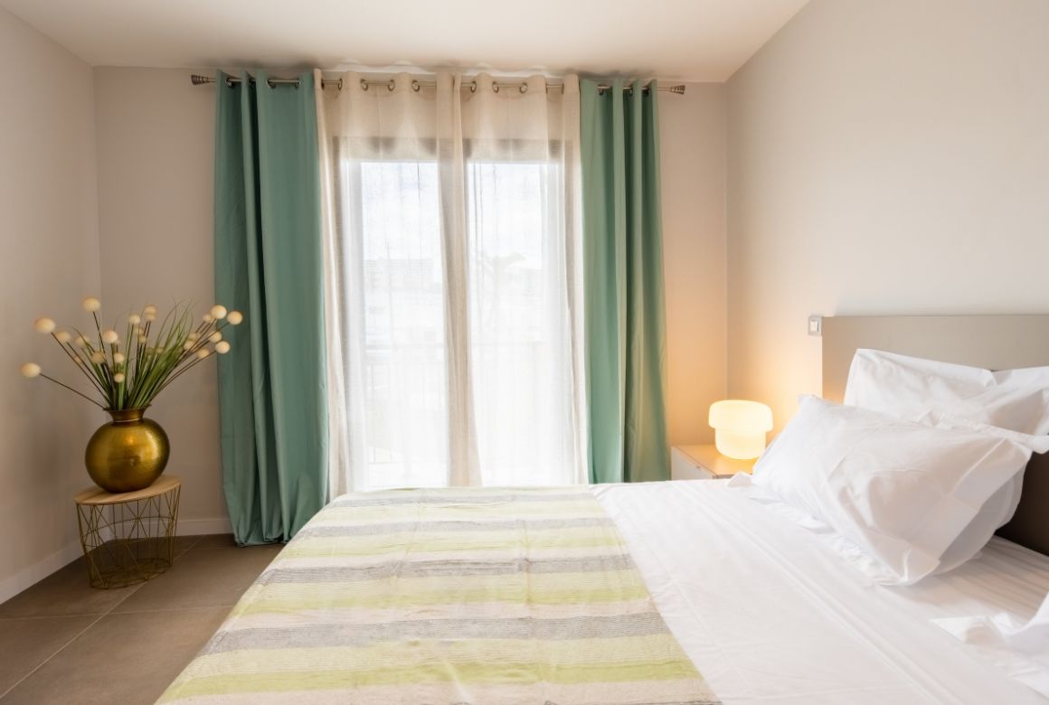 chambre verte avec lit king size