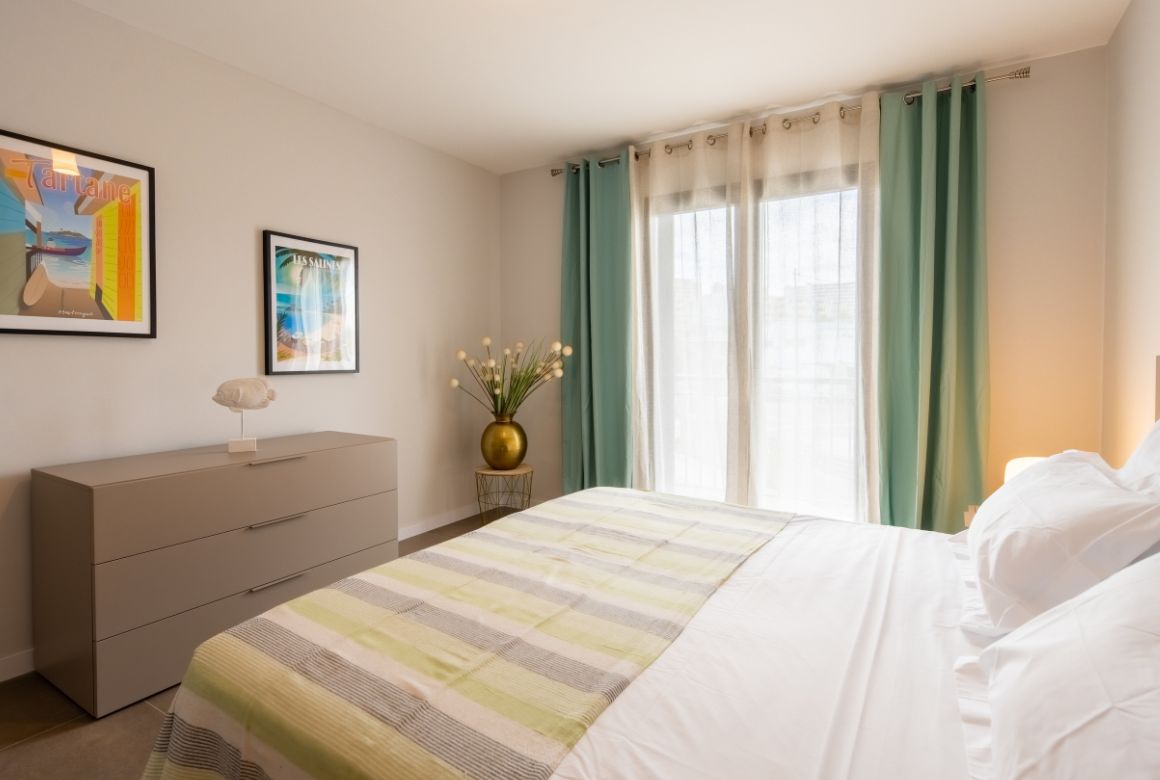 chambre verte avec lit king size