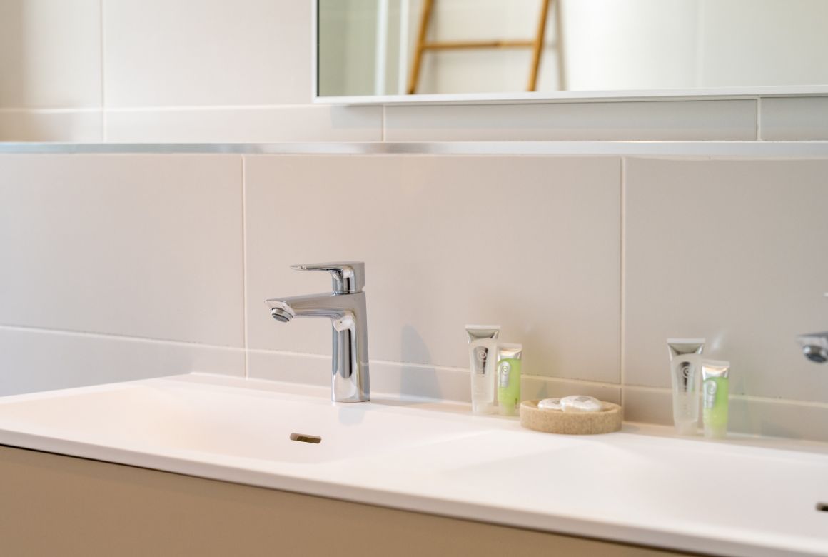 salle de bain partagée entre les chambres bleue et verte