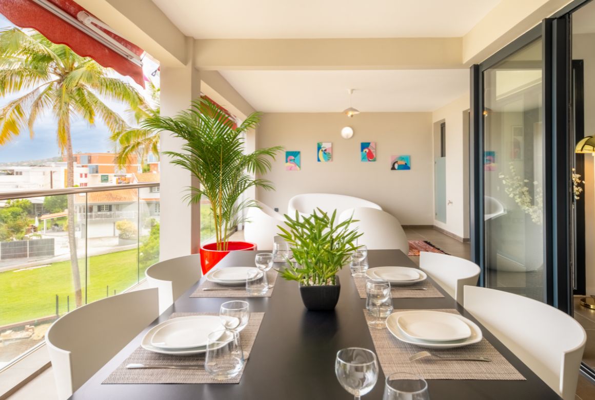 table à manger sur la terrasse couverte
