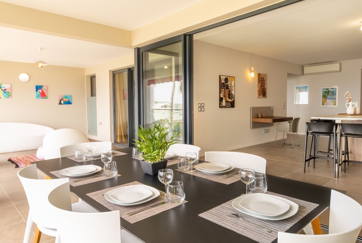 grande terrasse avec espace repas