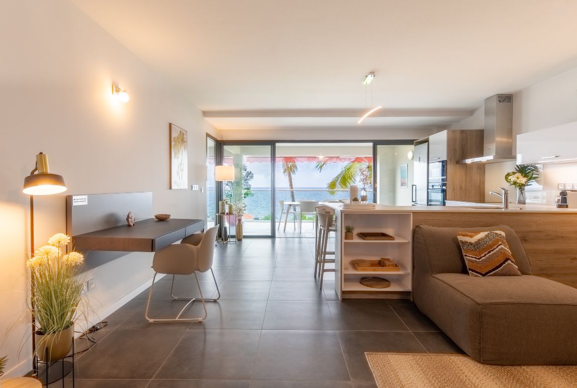 pièce de vie spacieuse avec vue mer
