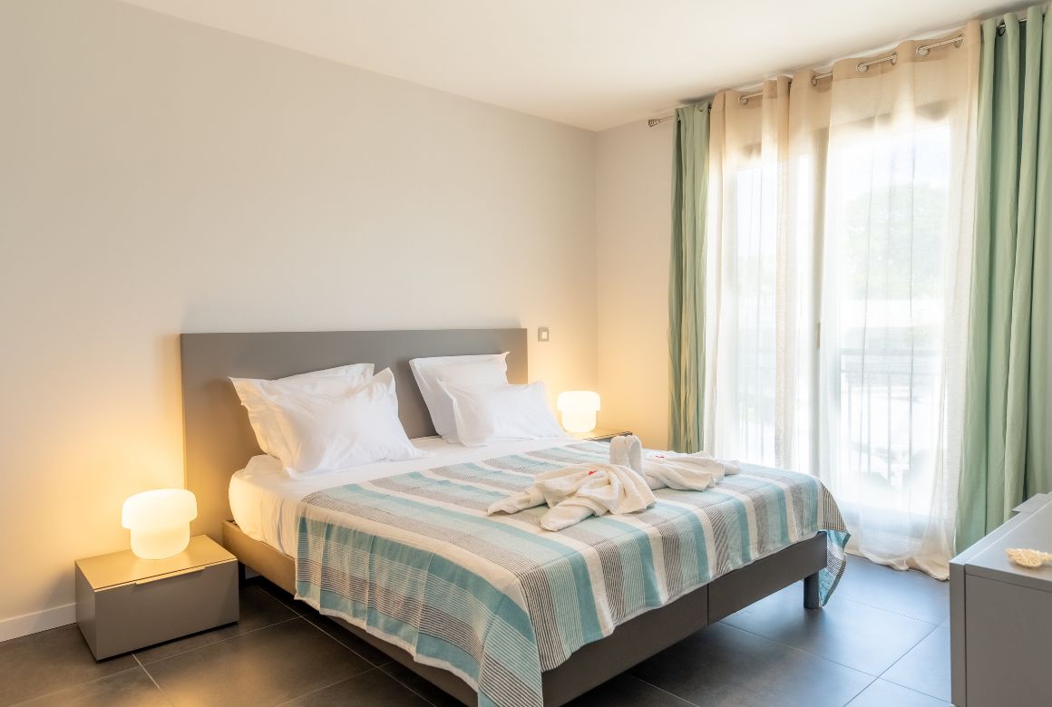 chambre bleue avec lit king size