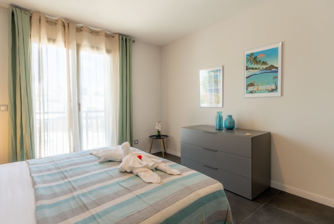 chambre bleue avec lit king size