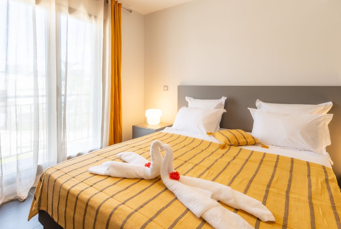 chambre jaune avec lit king size