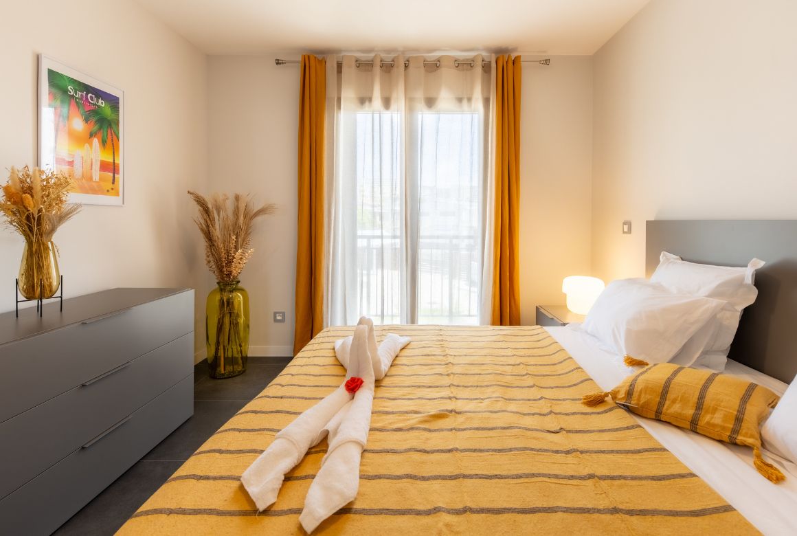 chambre jaune avec lit king size