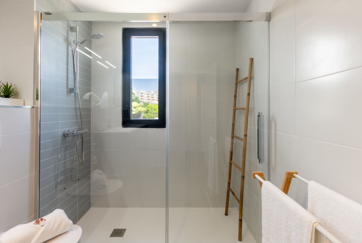 salle de bain avec WC et douche à l'italienne