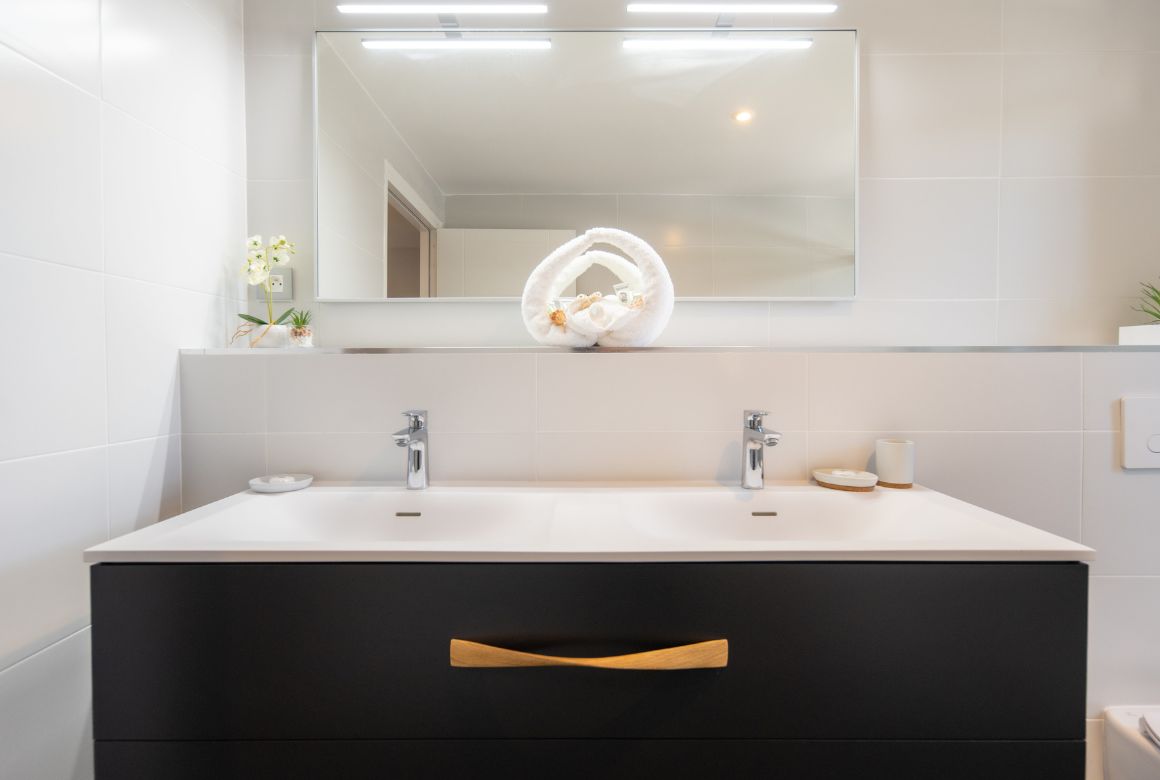 salle de bain avec double vasque, WC et douche à l'italienne
