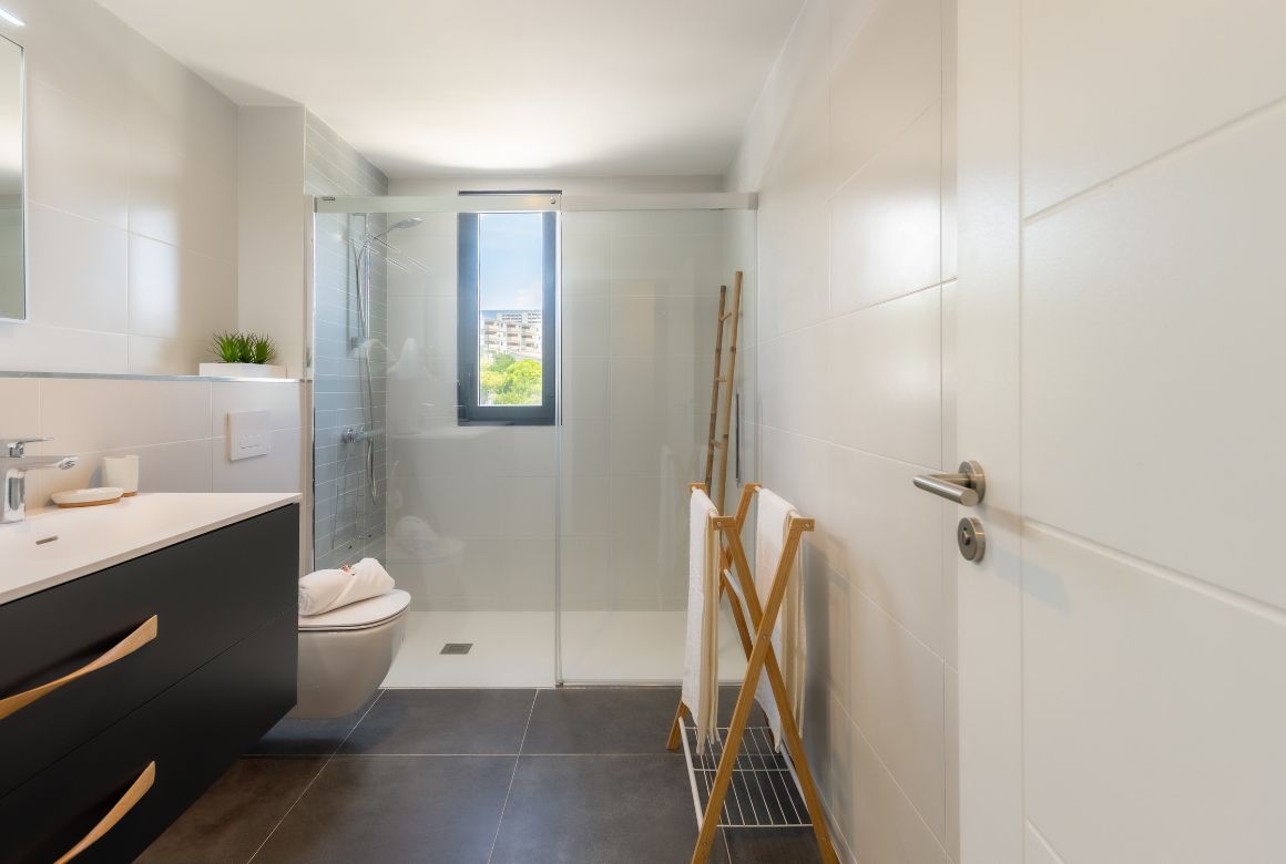 salle de bain partagée entre les chambres jaune et bleue