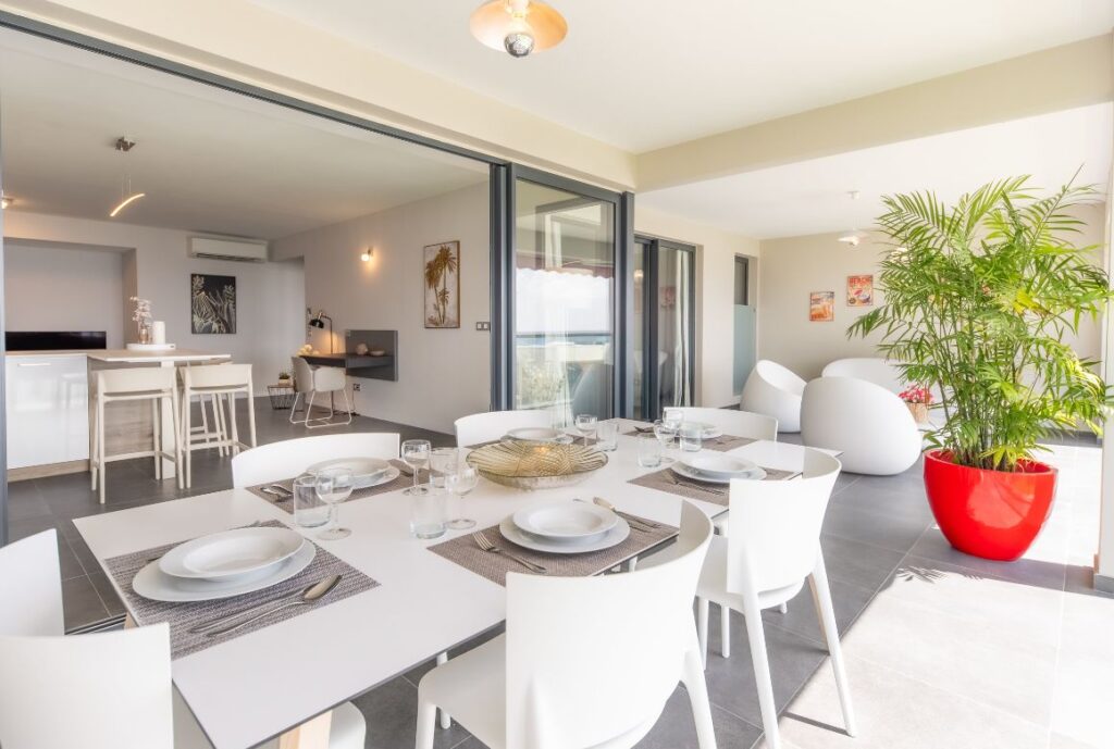 terrasse avec table à manger