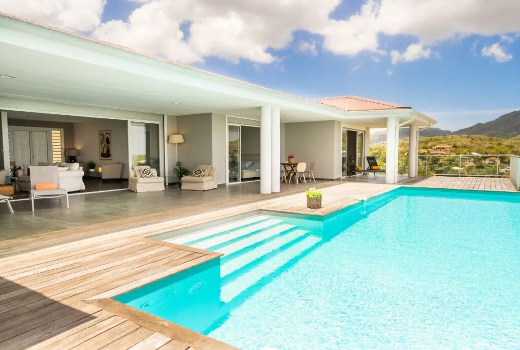 villa avec terrasse et piscine