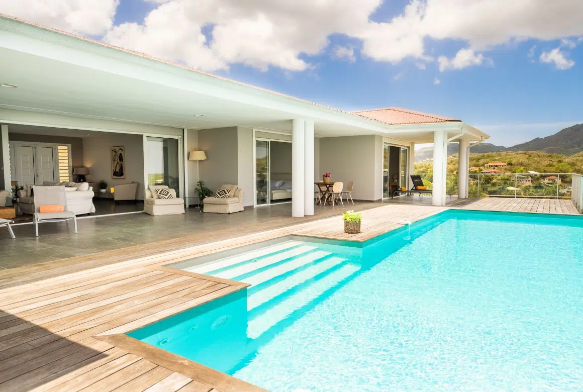 villa avec terrasse et piscine