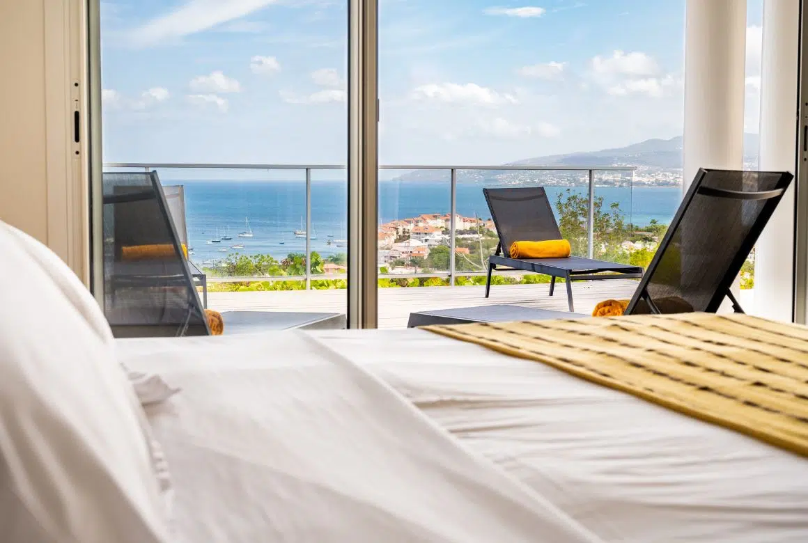 chambre avec lit king size et vue mer