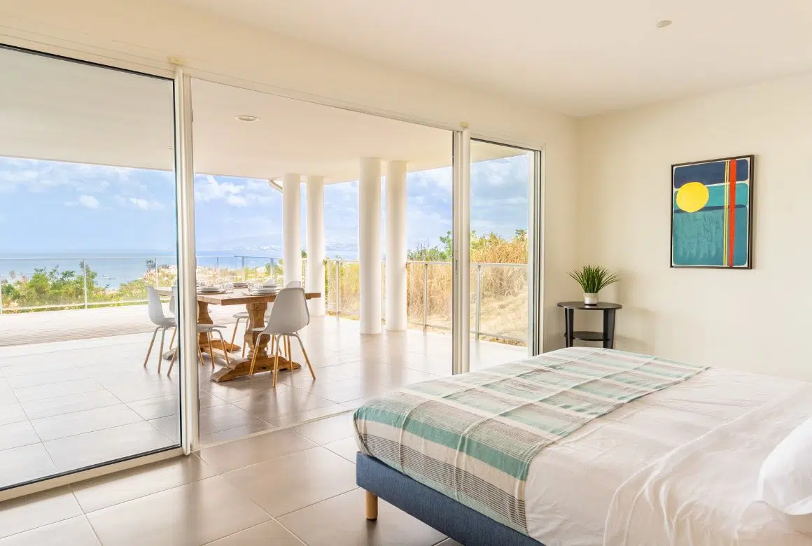 chambre avec lit king size et vue mer