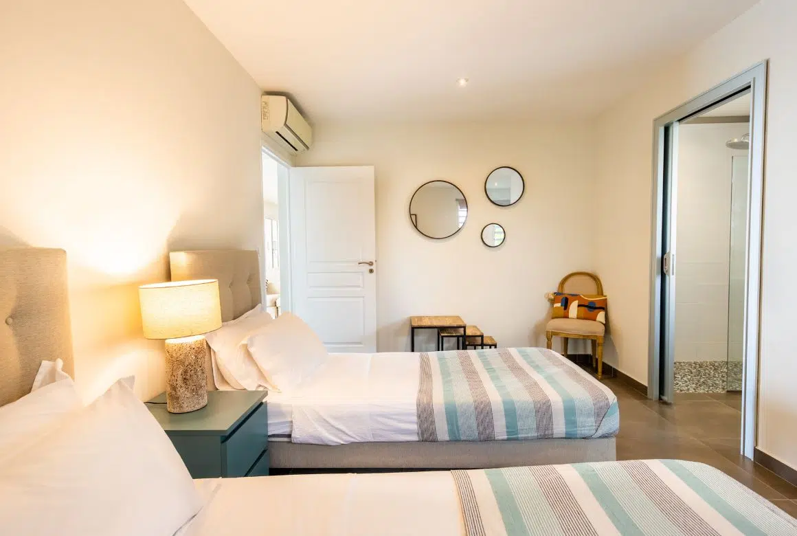 chambre avec 2 lits simples