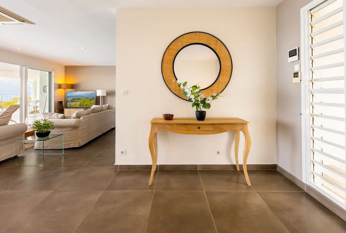 décoration soignée (entrée de la villa)