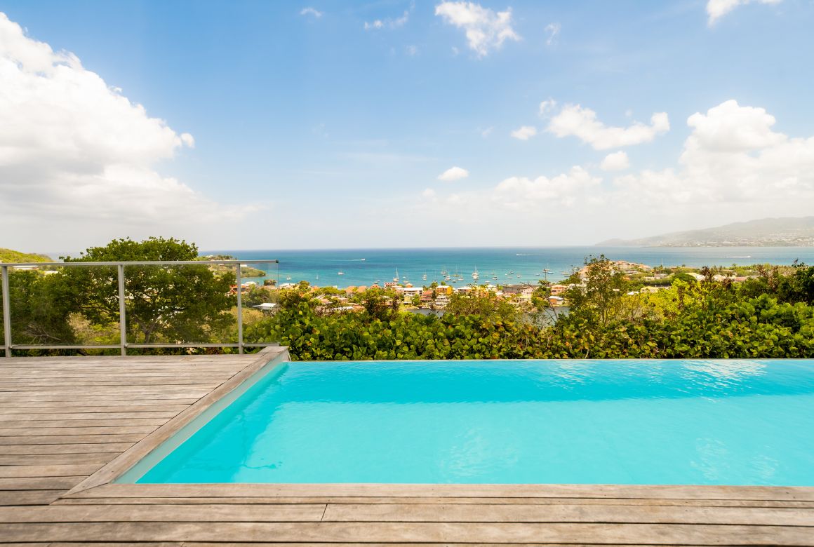 vue sur la piscine et la mer des Caraïbes