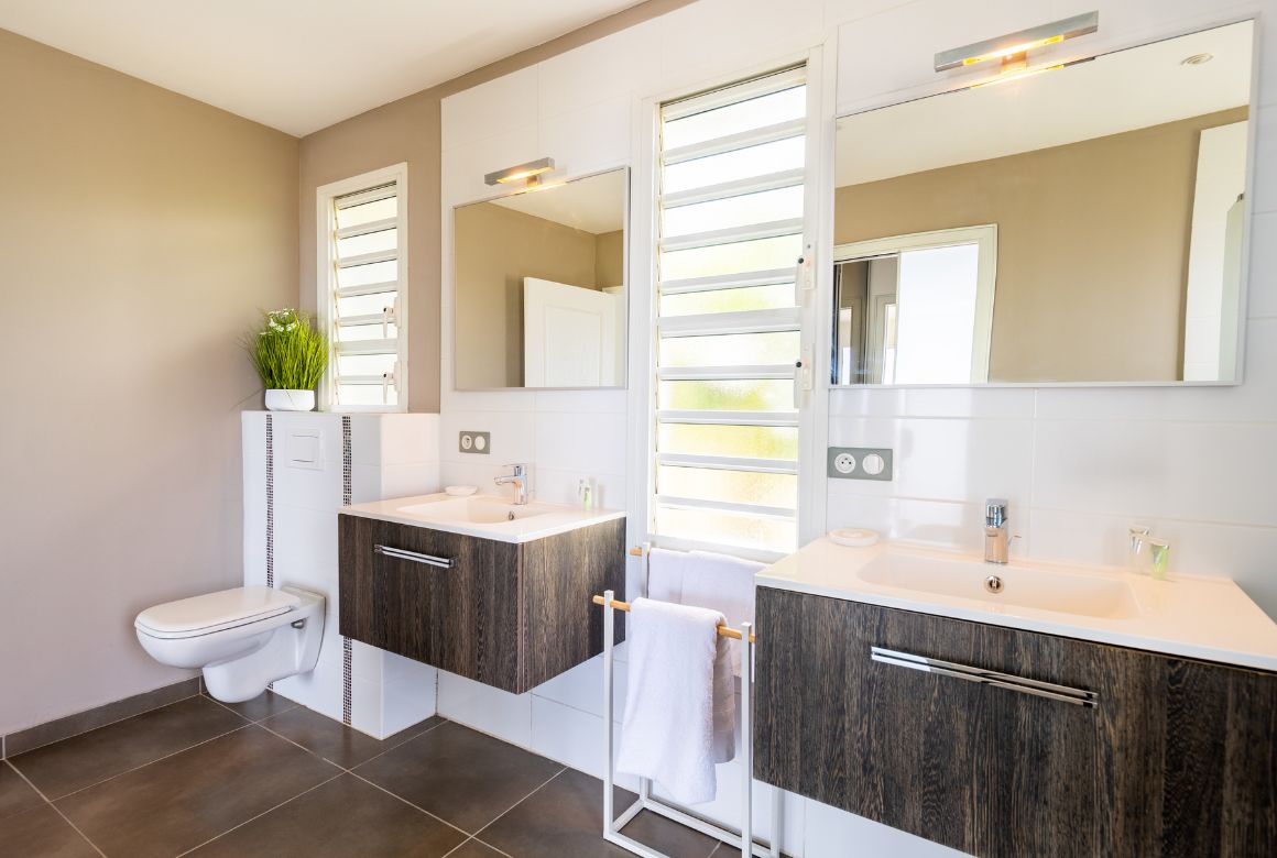 chaque salle de bain contient un WC