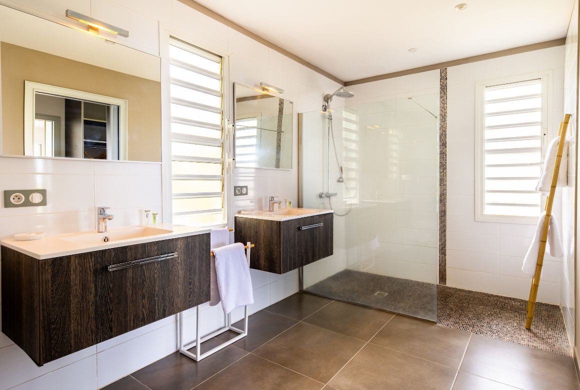 salle de bain avec douche à l'italienne et WC