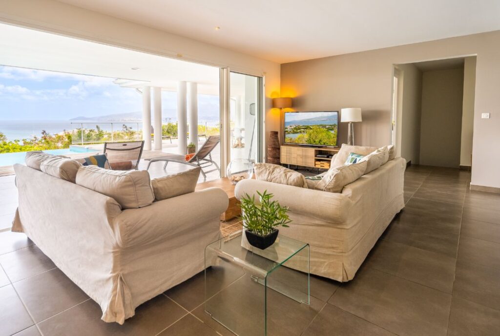 coin salon avec téléviseur grand écran