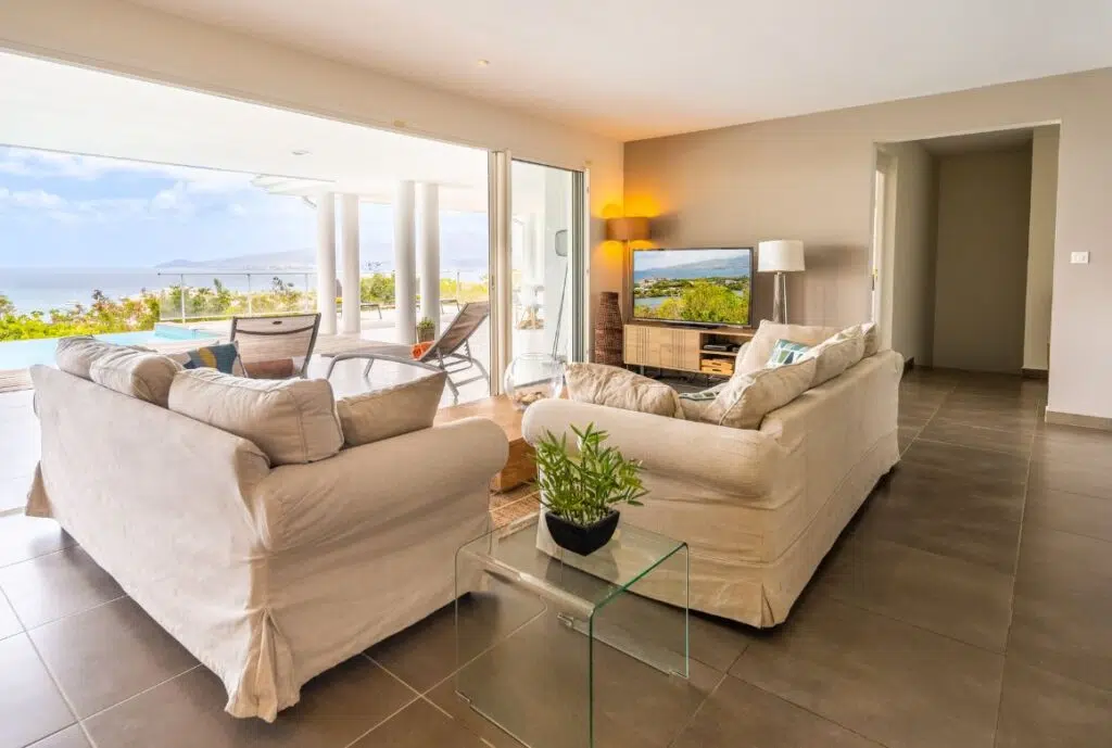 coin salon avec téléviseur grand écran