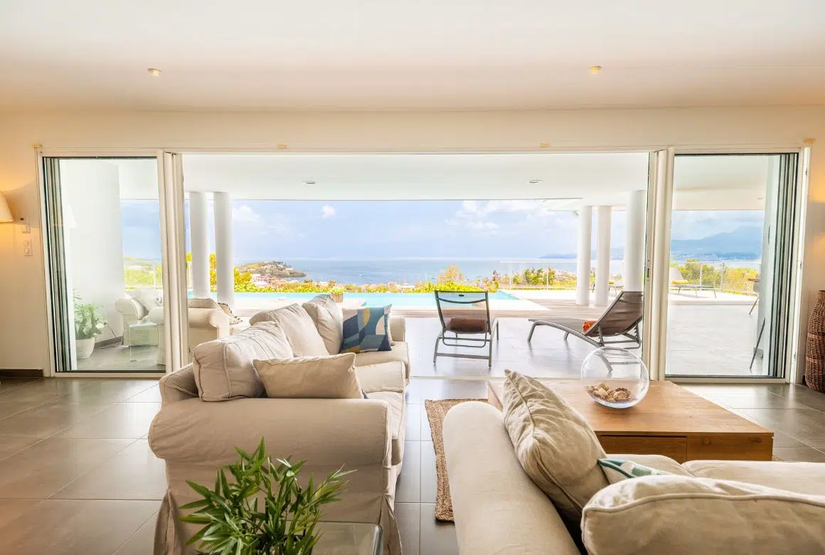 salon et terrasse avec vue mer