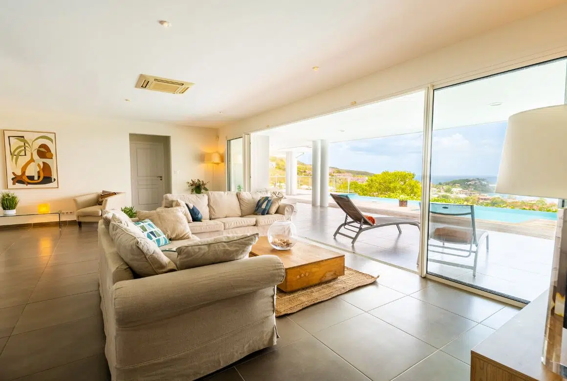le salon donne sur la terrasse