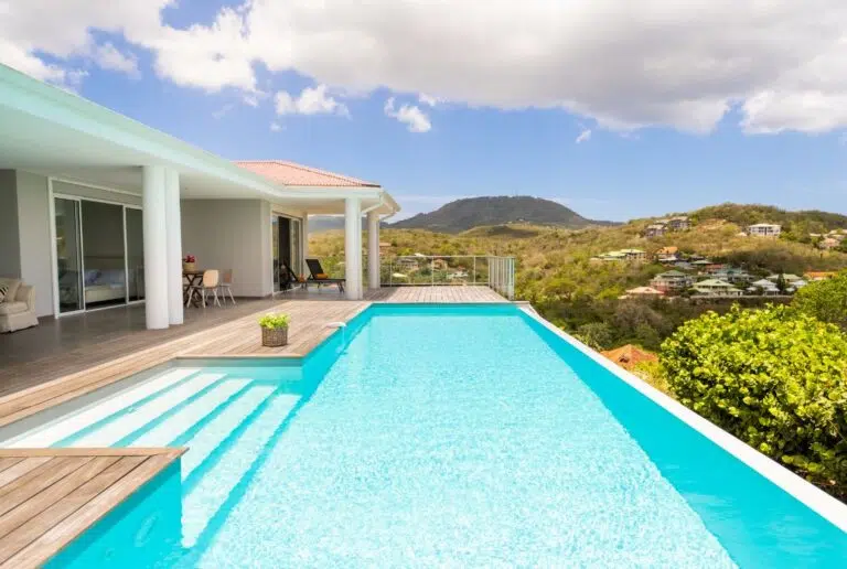 villa avec terrasse et piscine