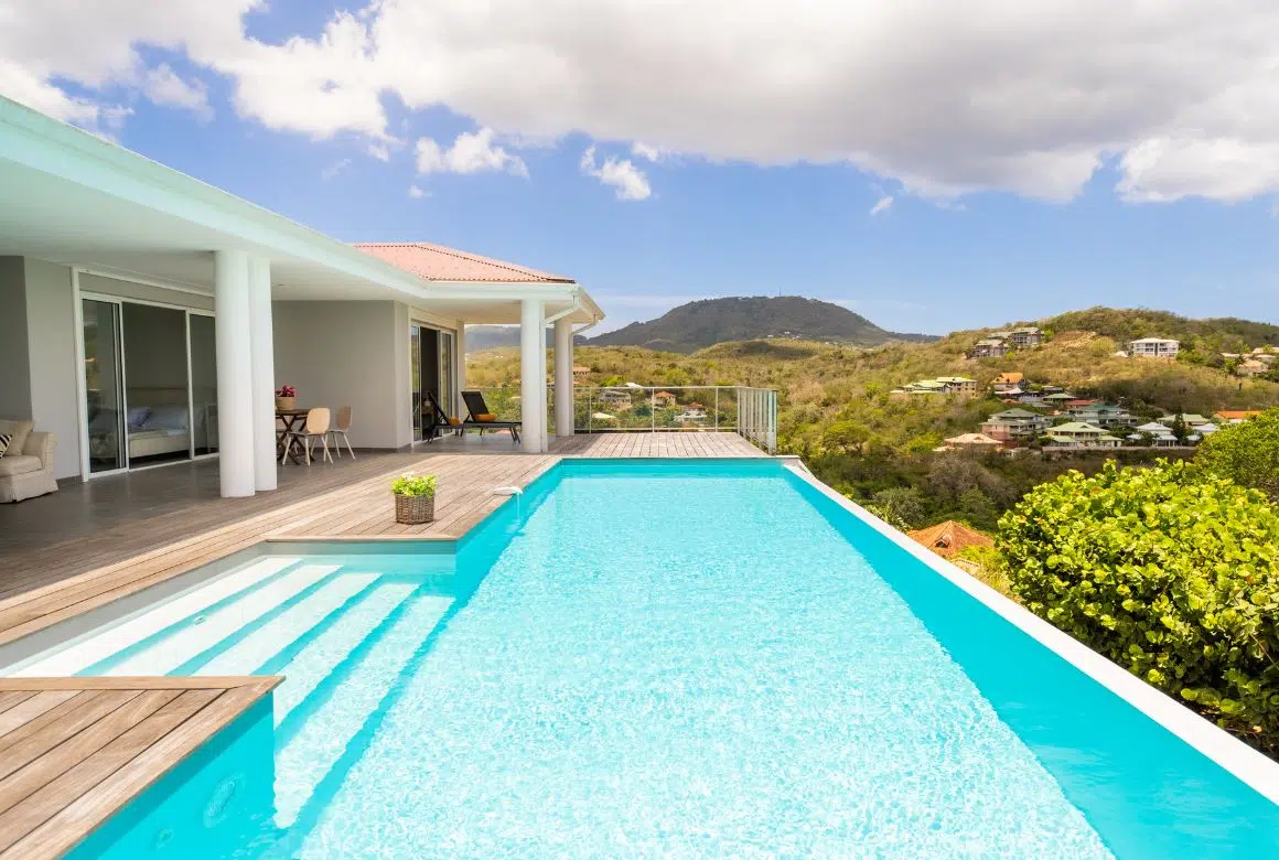 grande piscine d'eau salée (15x5m)