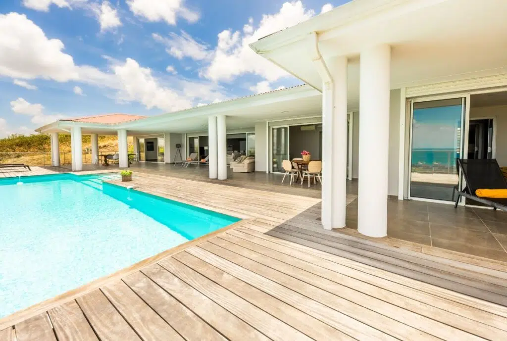 deck en bois et piscine