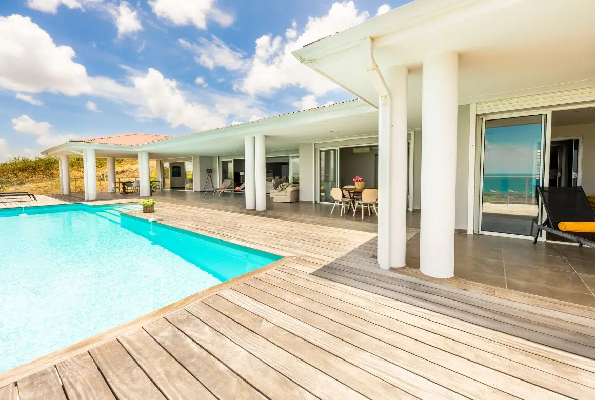 deck en bois et piscine