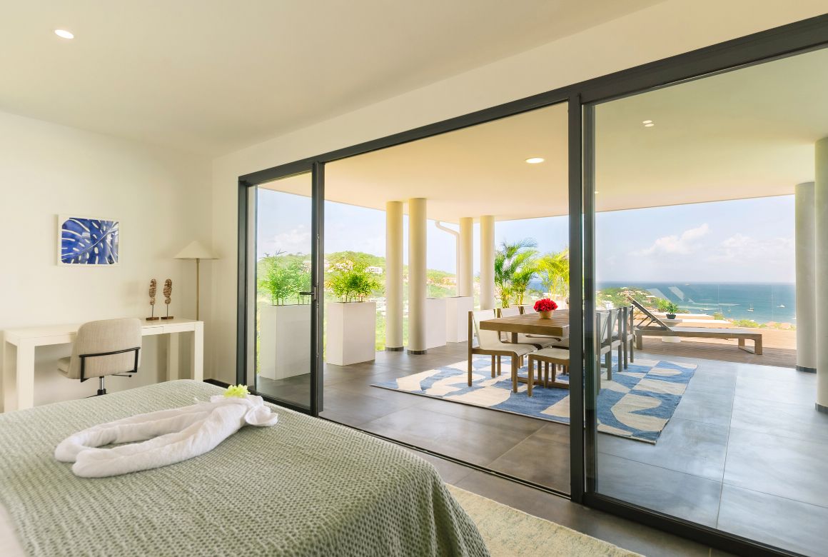 chambre avec lit king size et vue mer