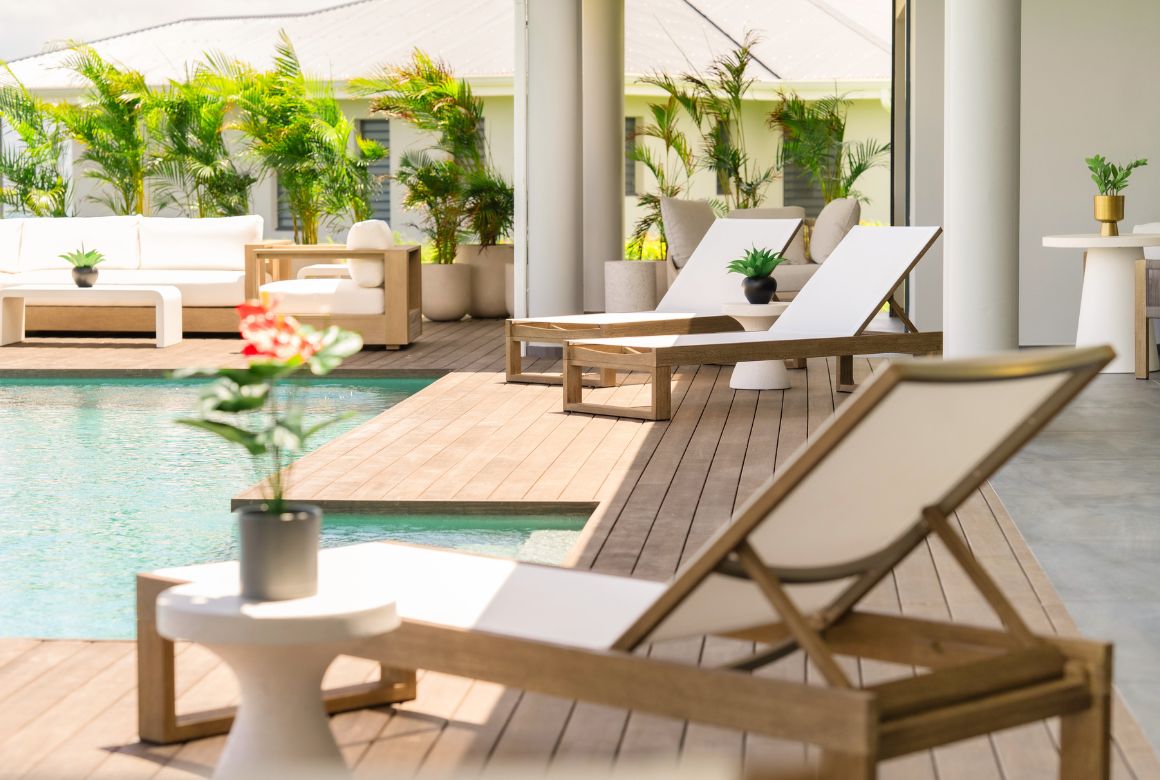 transats au bord de la piscine