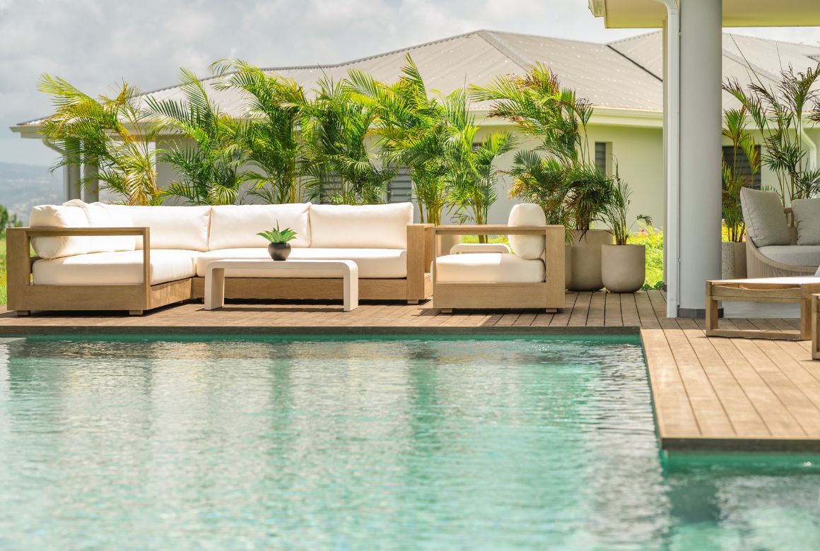 salon extérieur au bord de la piscine