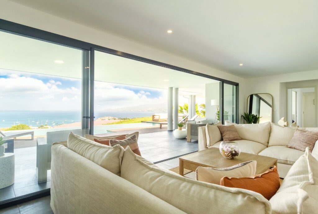 des canapés accueillants et confortables