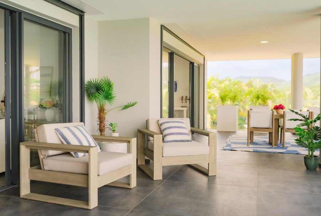 terrasse avec fauteuils