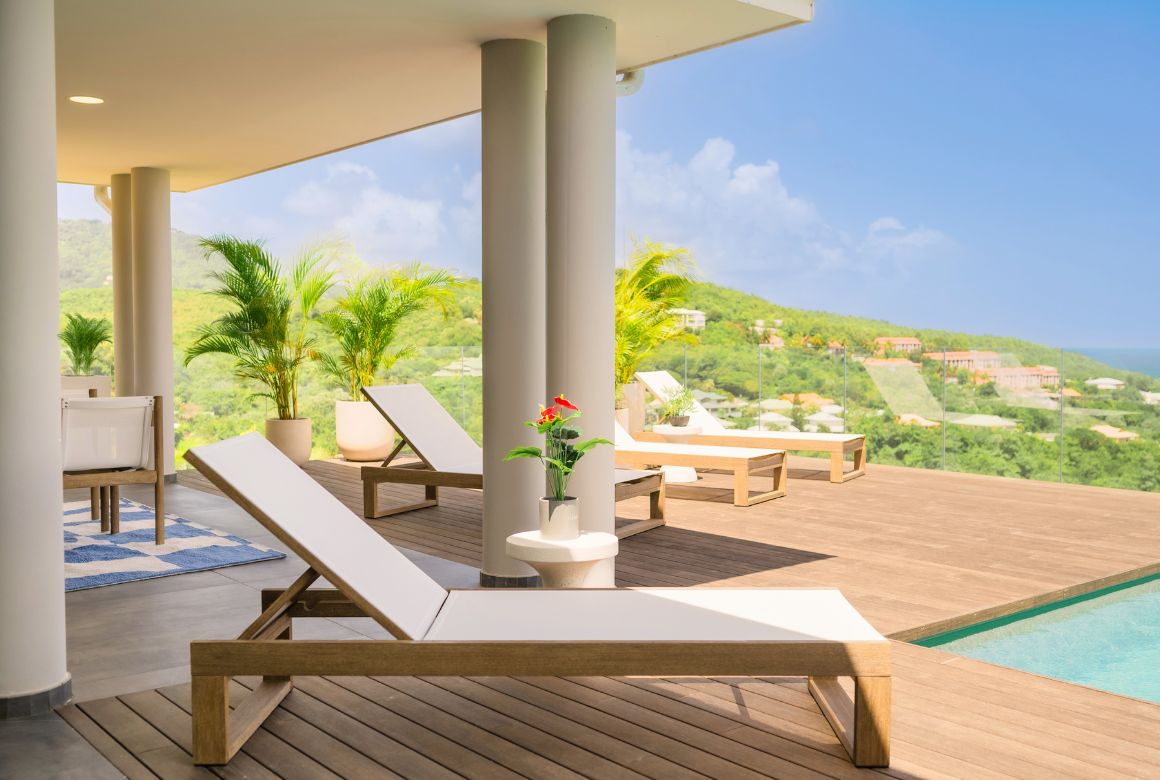 deck en bois et transats