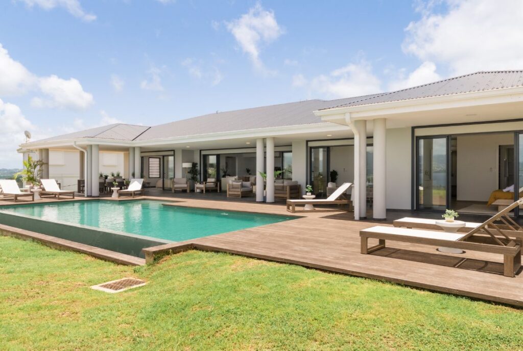 villa neuve et moderne, au mobilier confortable