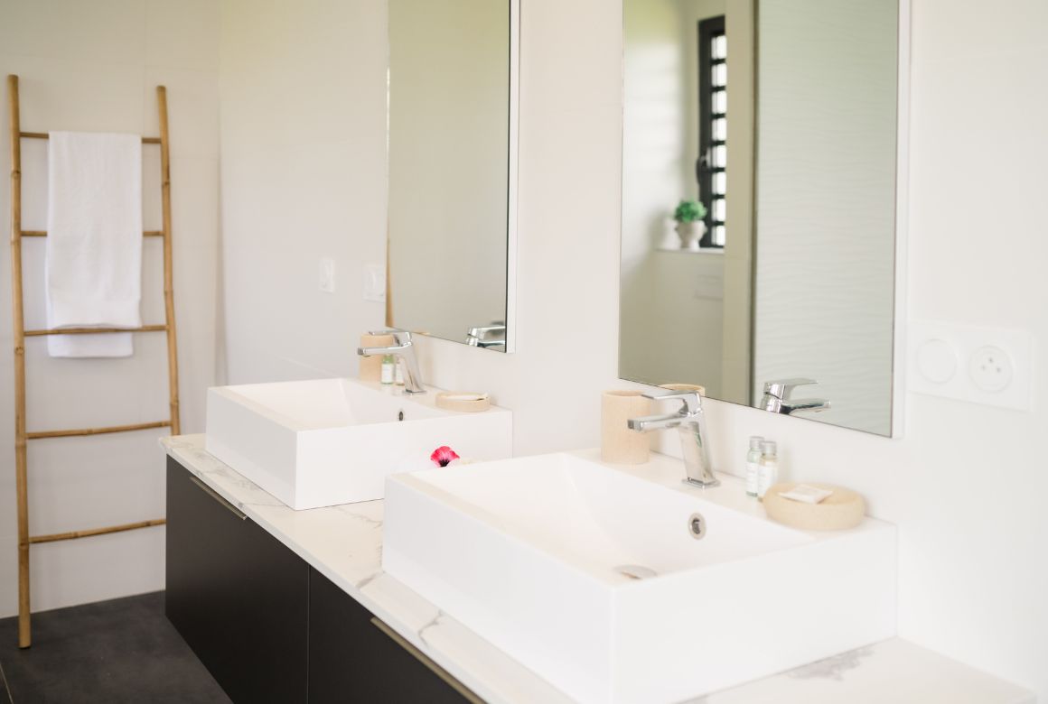 les salles de bain ont une double vasque