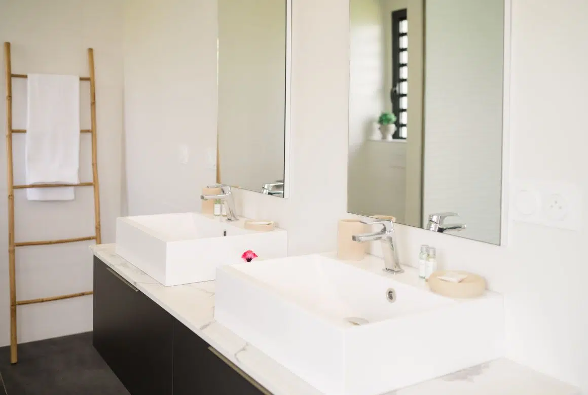 les salles de bain ont une double vasque