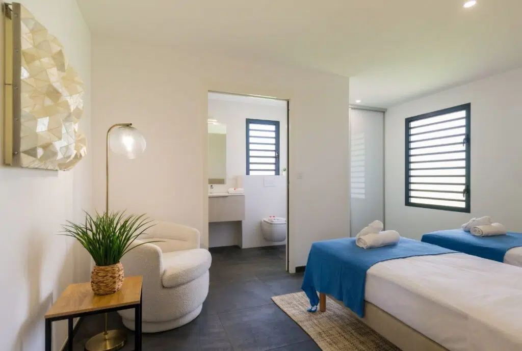 chaque chambre dispose de sa salle de bain