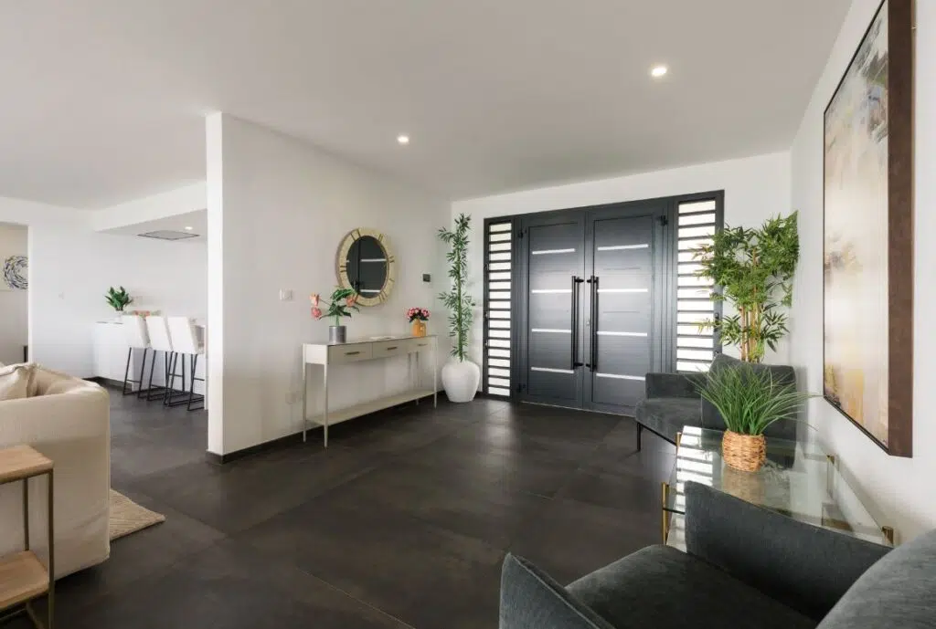 l'entrée de la villa donne sur le séjour