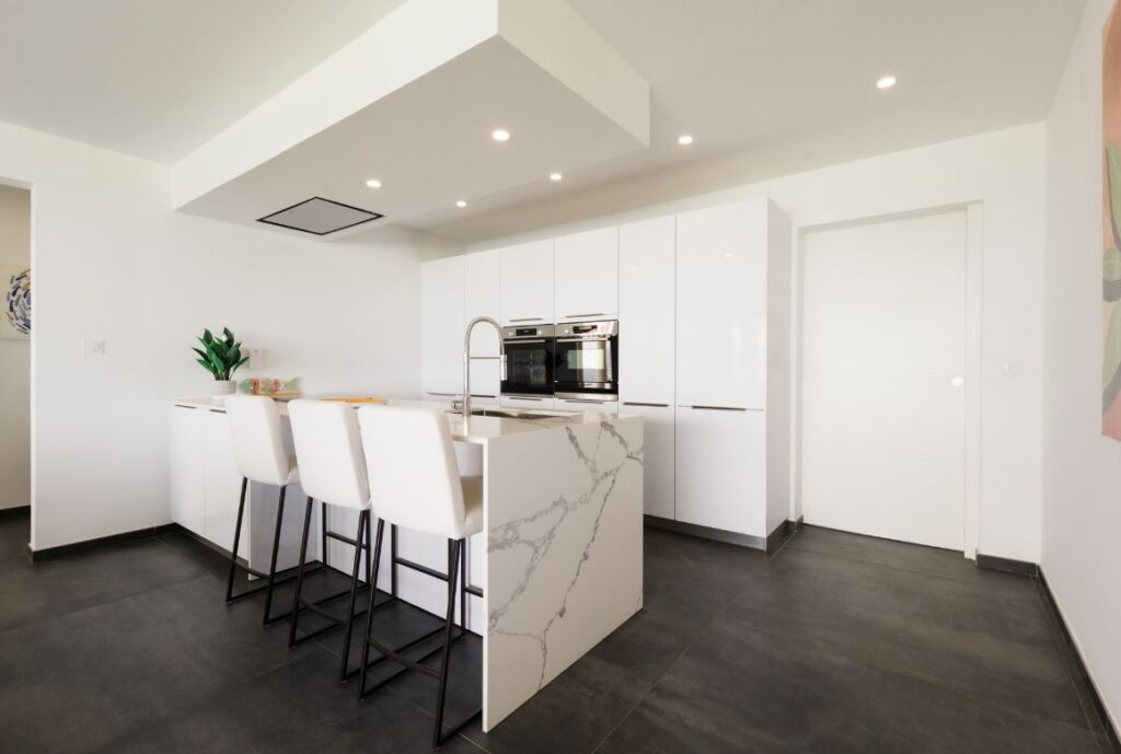 espace cuisine avec chaises hautes
