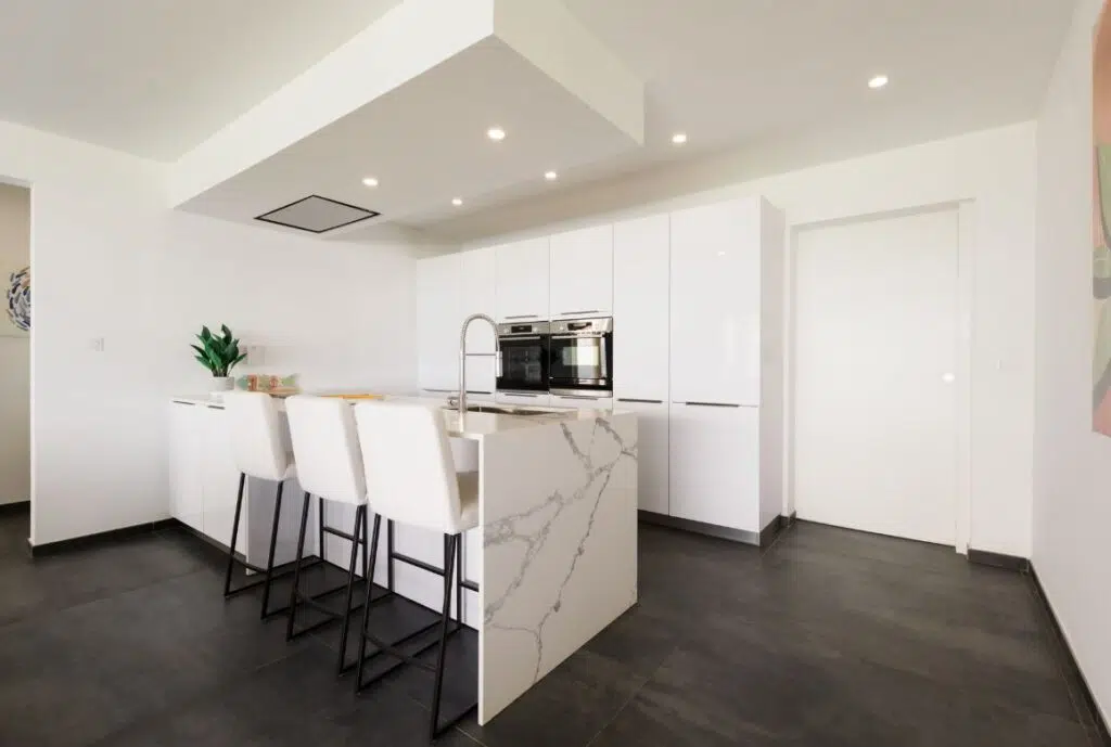 espace cuisine avec chaises hautes